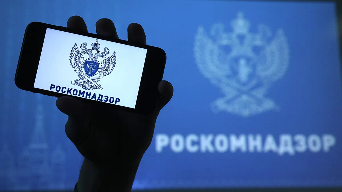 Регулятор указал на наличие материалов с «пропагандой нетрадиционных сексуальных отношений»; редакция называет решение надуманным и намерена продолжать работу в России. Сайт заблокирован с 23 апреля.