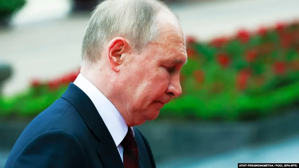 По данным государственных социологических служб, уровень одобрения деятельности и доверия к президенту Владимиру Путину продолжает снижение и опустился к минимумам последних четырёх лет на фоне растущего недовольства блокировками в интернете.