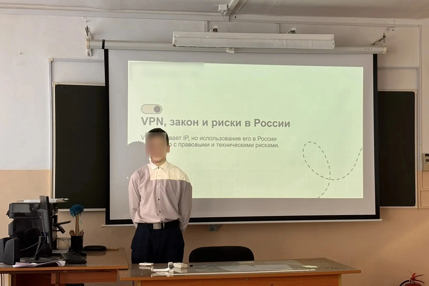 В учебных заведениях разных регионов России проходят уроки и беседы по цифровой безопасности, где школьникам рассказывают о рисках использования VPN, утечке персональных данных и возможной ответственности за действия в интернете.