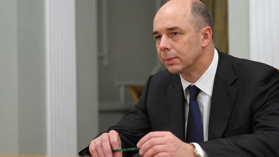 Глава Минфина заявил, что нейросети помогают оптимизировать распределение средств и выявлять неплательщиков, но окончательные решения принимают профильные специалисты. Это происходит на фоне рекордного дефицита бюджетной системы в 2025 году.