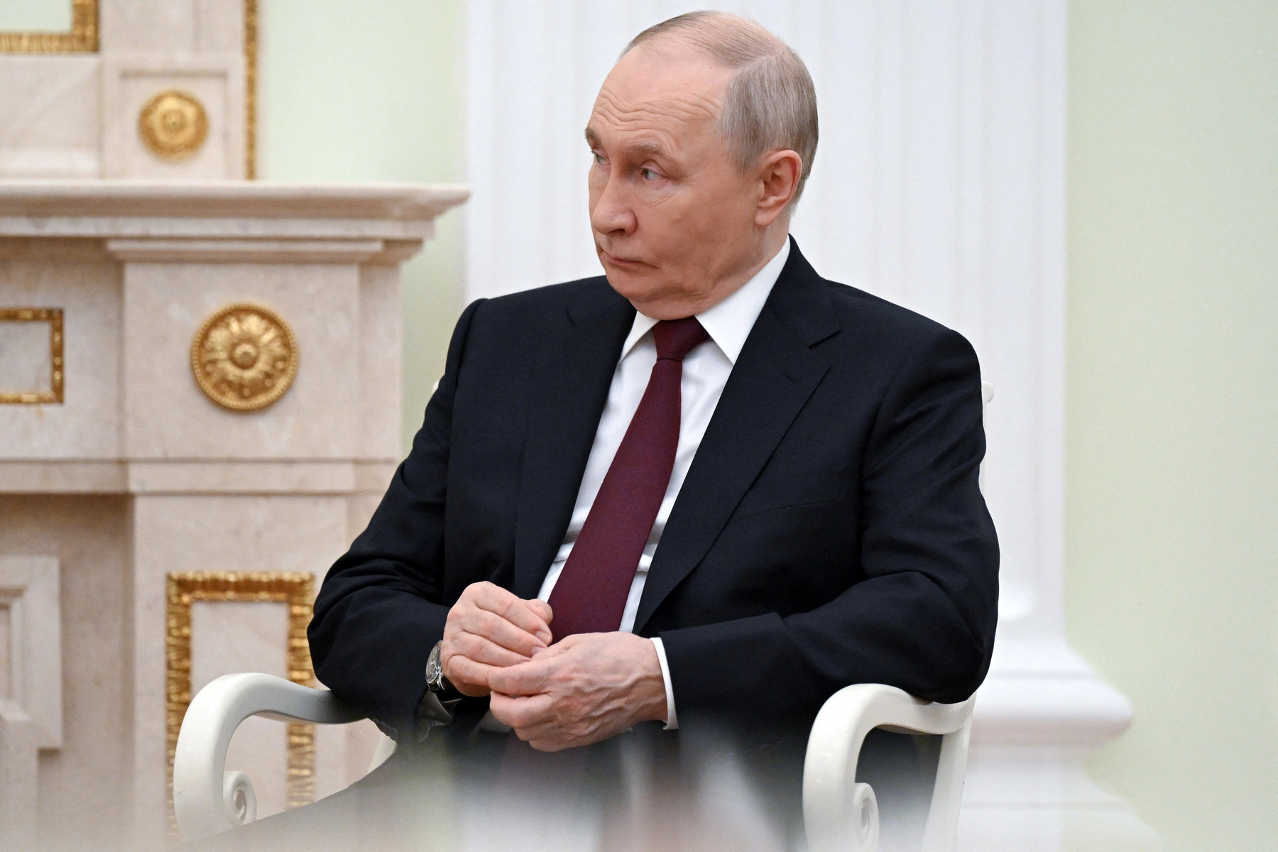 Мониторинг «ВКонтакте» показал почти 700 однотипных комментариев от провластных аккаунтов, которые оправдывают шестинедельное падение рейтинга Владимира Путина и сомневаются в данных соцопросов, параллельно поддерживая ограничения интернета перед думскими выборами.