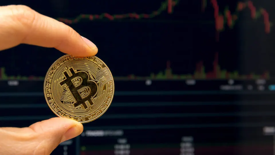 Проект закона вводит налогообложение доходов от криптоопераций, закрепляет роль налоговых агентов и освобождает ряд криптоорганизаций от НДС на фоне роста дефицита бюджета.