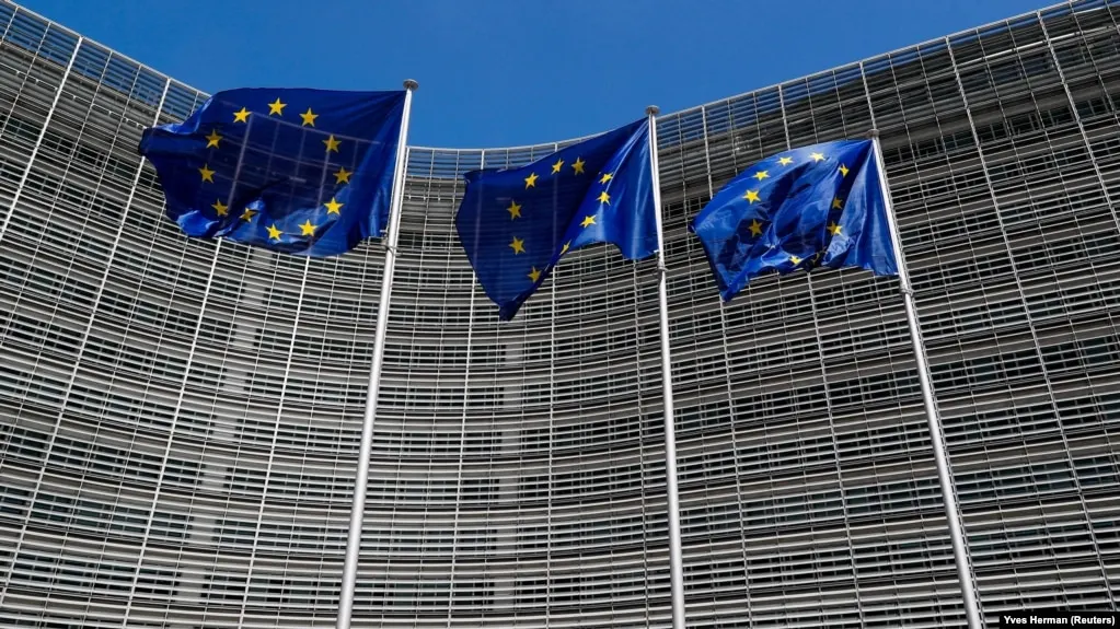 Совет ЕС ввёл санкции против медиаплатформы Euromore и фонда «Правфонд», обвинив их в распространении прокремлёвской пропаганды и подрыве ценностей Евросоюза.