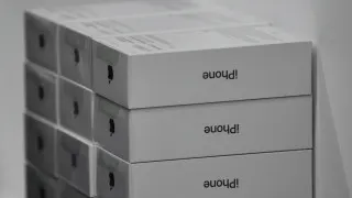 У российских продавцов накопились избыточные запасы дорогих смартфонов Apple и Samsung. Из‑за падения спроса и снижения покупательной способности они вынуждены заметно снижать цены и устраивать распродажи, чтобы освободить склады и вернуть вложенные средства.