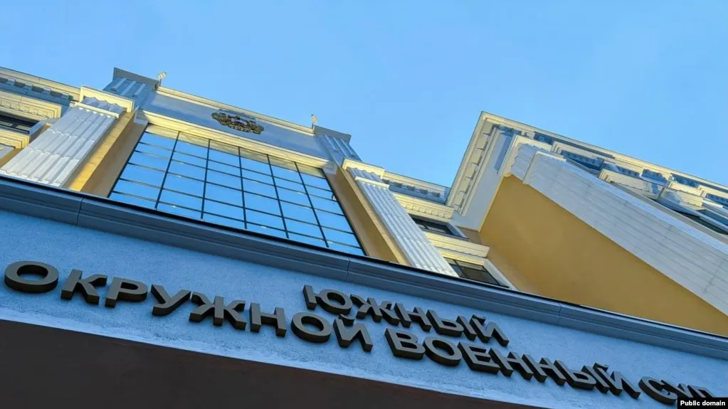 Южный окружной военный суд назначил трём молодым людям из Ростова-на-Дону сроки от восьми до десяти лет строгого режима по делу о подготовке поджога военкоматов. Осуждённые проведут первые три года в тюрьме; обвинение связано с покушением на теракт на фоне ужесточения законодательства о «диверсионной деятельности».