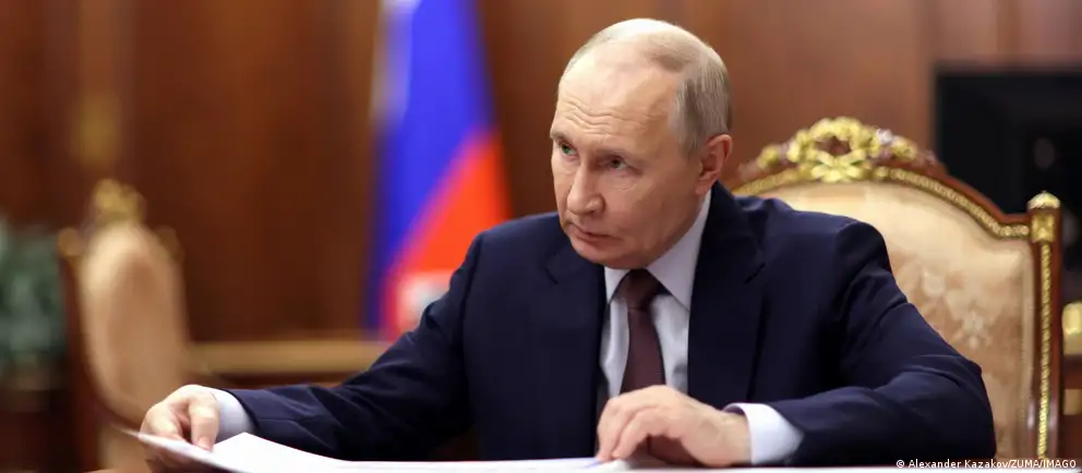 Президент России подписал закон, упрощающий антикоррупционные требования: государство перестанет проверять сделки чиновников и их семей, совершенные до назначения на должность и регистрации брака, а также изменится порядок декларирования доходов.