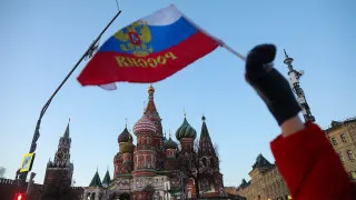Объем взаимных неплатежей между российскими компаниями вырос до 8,2 трлн рублей — почти 4% ВВП. Больше всего задолженностей скопилось в обрабатывающей промышленности и торговле, а главным фактором предприятия называют рост налоговой нагрузки и сокращение госрасходов.
