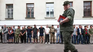Минобороны подготовило поправки, позволяющие проверять военнослужащих на алкоголь на месте службы с помощью экспресс-тестов, без обязательной доставки в медучреждения. Инициатива связана с трудностями проверки в условиях боевых действий и сообщениями о наборе на контракт людей с алкогольной зависимостью и тяжелыми заболеваниями.
