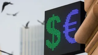 Курс доллара на 22 апреля снизился до 74,59 рубля — минимума с февраля 2023 года. Укрепление рубля обеспечивают высокие цены на нефть, рост экспортной выручки и пауза Минфина в валютных операциях, но власти уже обсуждают досрочное возвращение на рынок.