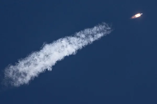 30 апреля с Байконура состоялся первый пуск одноразовой двухступенчатой ракеты-носителя «Союз-5». По информации Роскосмоса, обе ступени отработали штатно, макет вывели на расчетную суборбитальную траекторию; в дальнейшем он упадет в акватории Тихого океана в зоне, закрытой для судоходства и авиации. Разработка носителя велась с 2015 года, запуск неоднократно переносили.