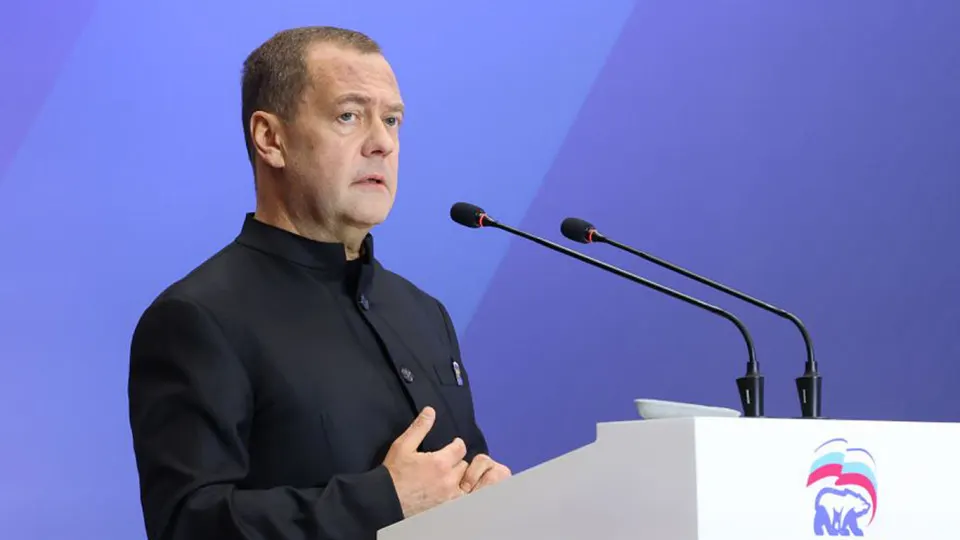 Зампред Совета безопасности Дмитрий Медведев предупредил о реальной возможности ядерной катастрофы и подчеркнул необходимость готовности; сроки действия договора СНВ‑III истекли, стороны обсуждают условия дальнейших переговоров.