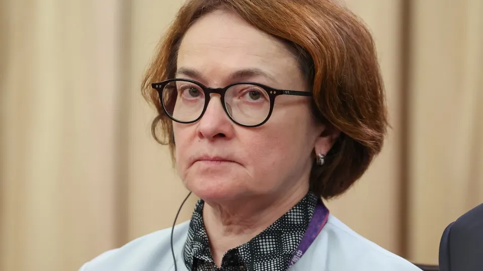 Центробанк сообщил о замедлении роста ВВП России в начале 2026 года, связав спад с неблагоприятной погодой, уменьшением числа рабочих дней и подстройкой к новым налогам. Регулятор фиксирует режим экономии у населения и сдержанную инвестиционную активность, несмотря на ожидаемый дополнительный нефтяной доход от роста цен на нефть из-за войны в Иране.