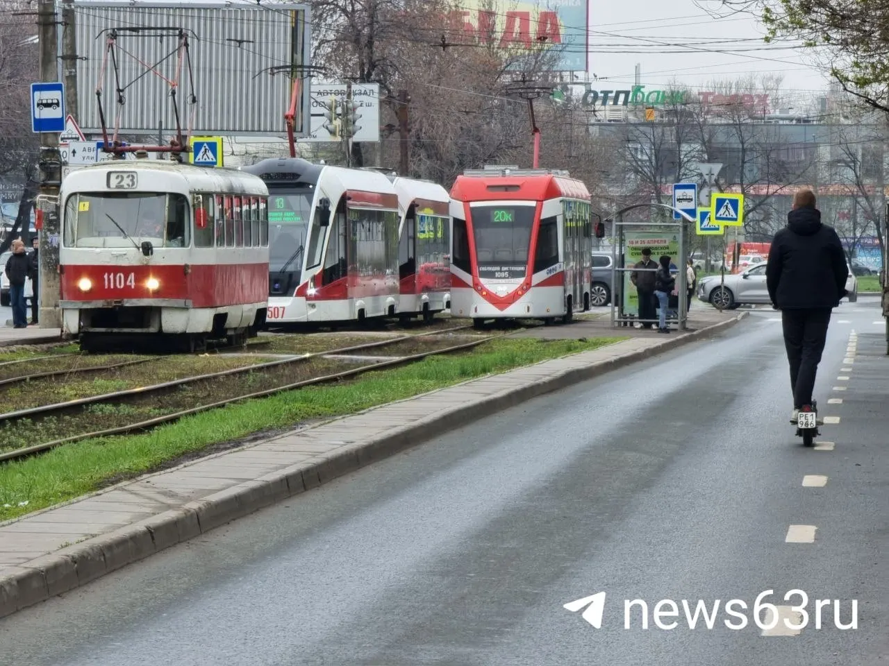 В Самаре после сигнала «Ракетная опасность» на час прекратили движение весь наземный общественный транспорт, цены на такси резко выросли, а пассажиров обязали покинуть салон и проследовать в укрытия согласно новым инструкциям дептранса.