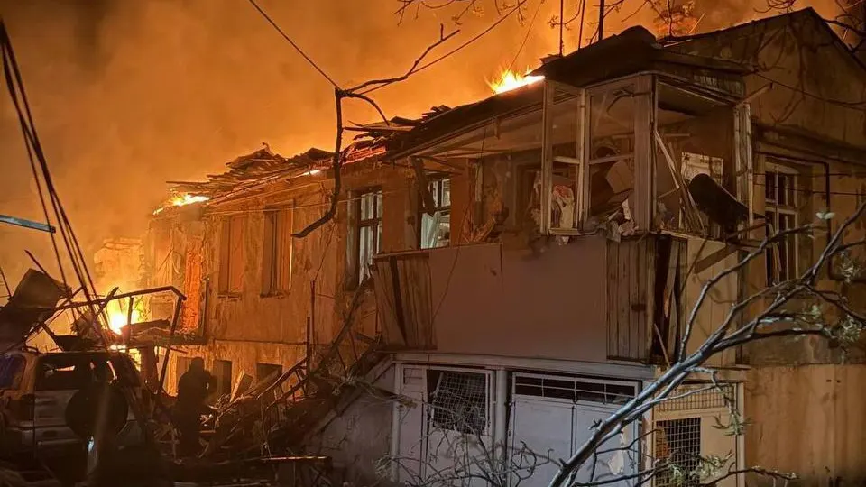 Российские беспилотники в ночь на 24 апреля атаковали Одессу: повреждены жилые дома, есть погибшие и раненые, продолжается работа спасателей.