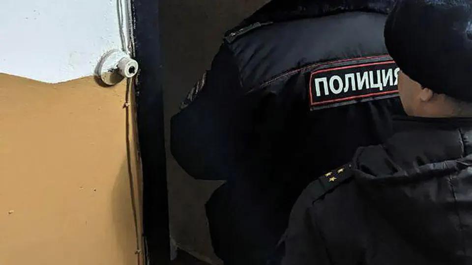 Двое молодых людей прикрепили к дверям квартир троих сотрудников Роскомнадзора молотки со следами бурой жидкости. ФСБ задержала подозреваемых, один из них — несовершеннолетний; по факту возбуждено дело о хулиганстве. Инцидент произошёл на фоне масштабной блокировки популярного мессенджера в России и растущего спроса на VPN.