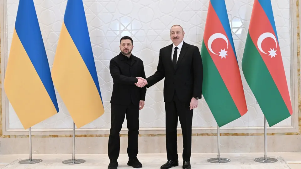 Президенты Украины и Азербайджана на встрече в Габале подтвердили взаимную поддержку суверенитета и территориальной целостности, договорились углублять сотрудничество в оборонно-промышленной сфере и обсудили возможность проведения новых трёхсторонних переговоров о мире с участием США и России в Азербайджане.