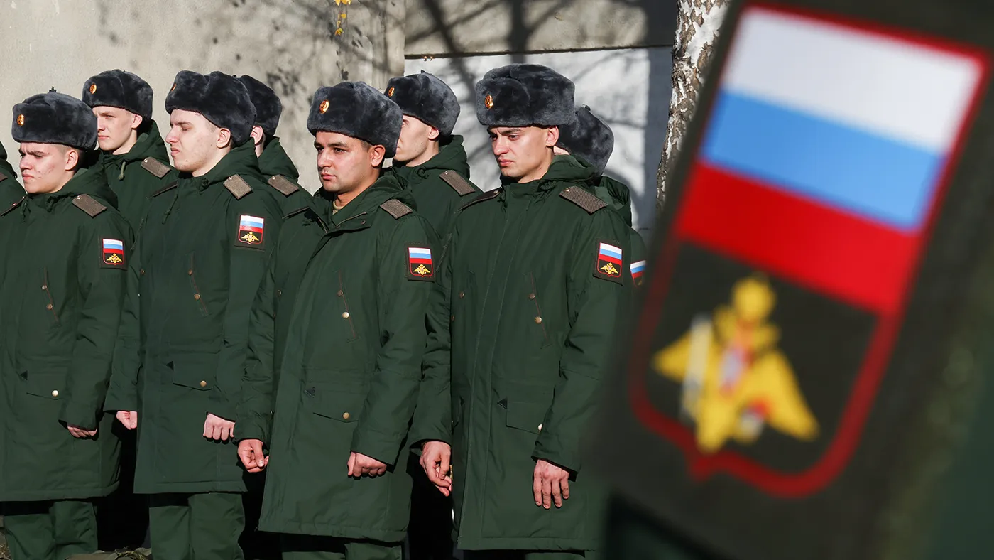 Солдат срочной службы из Подмосковья пропал после того, как, по словам родных и сослуживцев, его заставили подписать контракт. Контракт признали незаконным, возбуждено уголовное дело — расследуют действия командиров, но практика принуждения срочников продолжается в других частях.