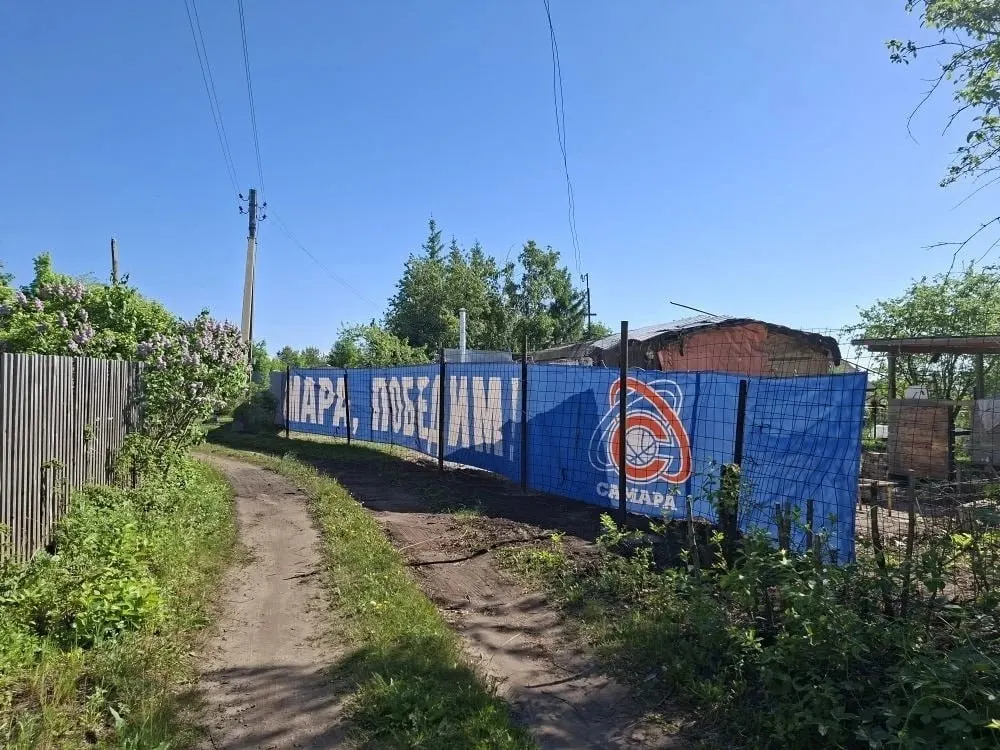 Баннер команды, который три недели назад висел внутри арены, обнаружили на заборе дачи, предположительно принадлежащей сотруднику дворца спорта. Болельщики говорят о пропаже других баннеров и требуют действий.