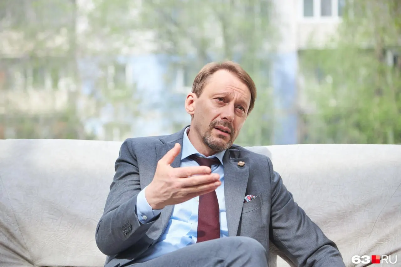 По версии следствия, в 2020–2025 годах через подконтрольные фирмы заключали контракты без торгов и завышали цены на медоборудование. Ущерб Минздраву оценивают примерно в 100 млн рублей; возбуждено девять уголовных дел, один из фигурантов объявлен в федеральный розыск.