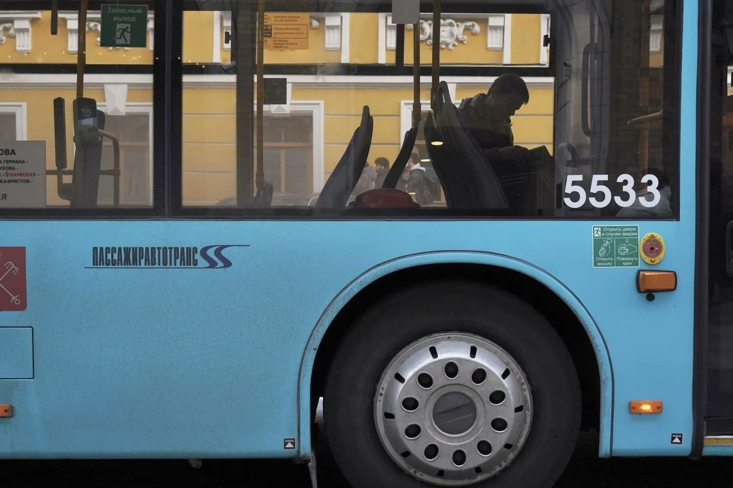 Коротко: в Петербурге объявили опасными акватории рядом с портами, в Выборге после пожара нашли три тела, в Пулково возобновили рейсы в Дубай. В стране и мире — жесткая посадка вертолета в Коми, проверки разработчиков игр и новая работа Бэнкси в Лондоне.