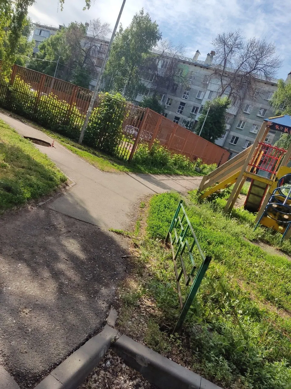 У дома №157 на Зубчаниновском шоссе образовался провал асфальта рядом с детской площадкой. Место представляет опасность и требует оперативного ремонта.