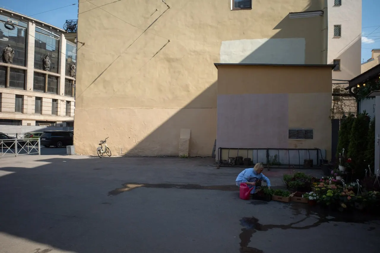 Кратко: в Петербурге отменили фестиваль, Смольный планирует обновление сквера и присвоение названий, суд отправил человека под стражу по обвинению в насилии против представителя власти. В мире — удары, дрон в Латвии и новая запись в реестре экстремистских материалов.
