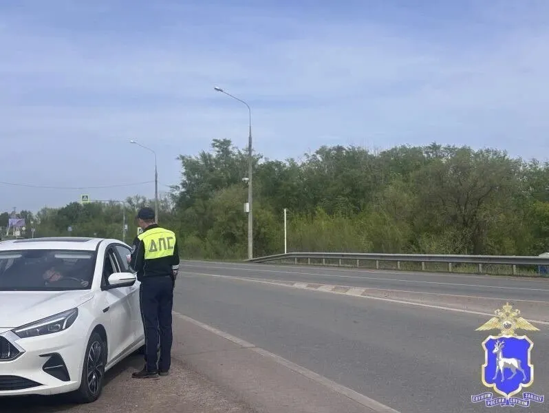 Сотрудники Госавтоинспекции оперативно пришли на помощь участнику аварии: оказали первую помощь, обеспечили безопасность движения и отбуксировали неисправную машину в автосервис. Водитель выразил благодарность.