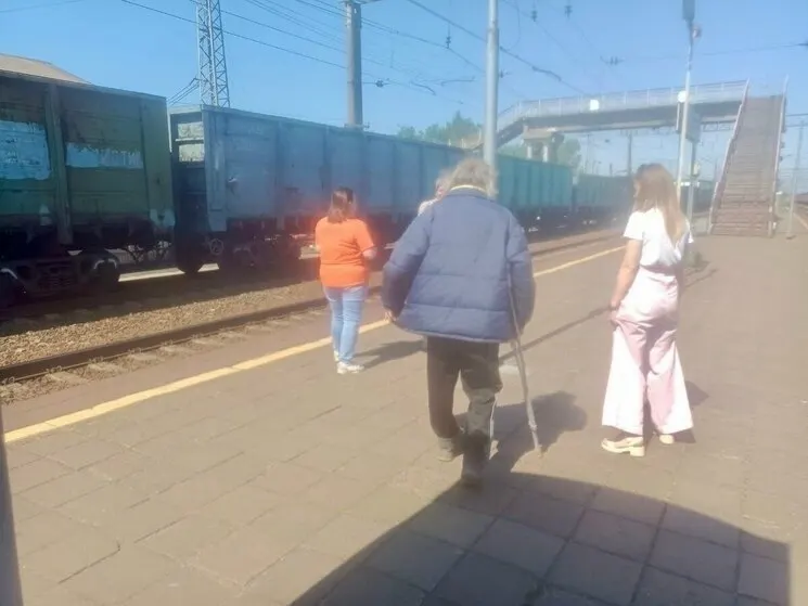 Добровольцы нашли и установили личность мужчины, дезориентированного в Самарской области после инсульта. С помощью соцслужб и сотрудников РЖД 60‑летний вернулся к матери в Подмосковье 22 мая.