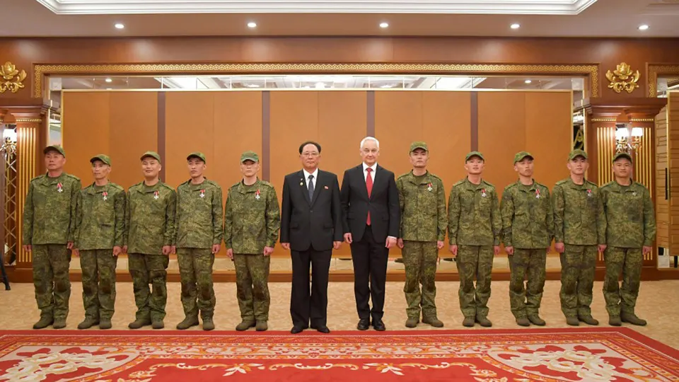 Фотографии из недавно открытого в Пхеньяне военного музея показывают, как президент России вручает государственные награды северокорейским военным, которых связывают с операциями в Курской области. Дата церемонии на снимках указана как 3 декабря 2025 года; в России официальных сообщений о мероприятии не было.