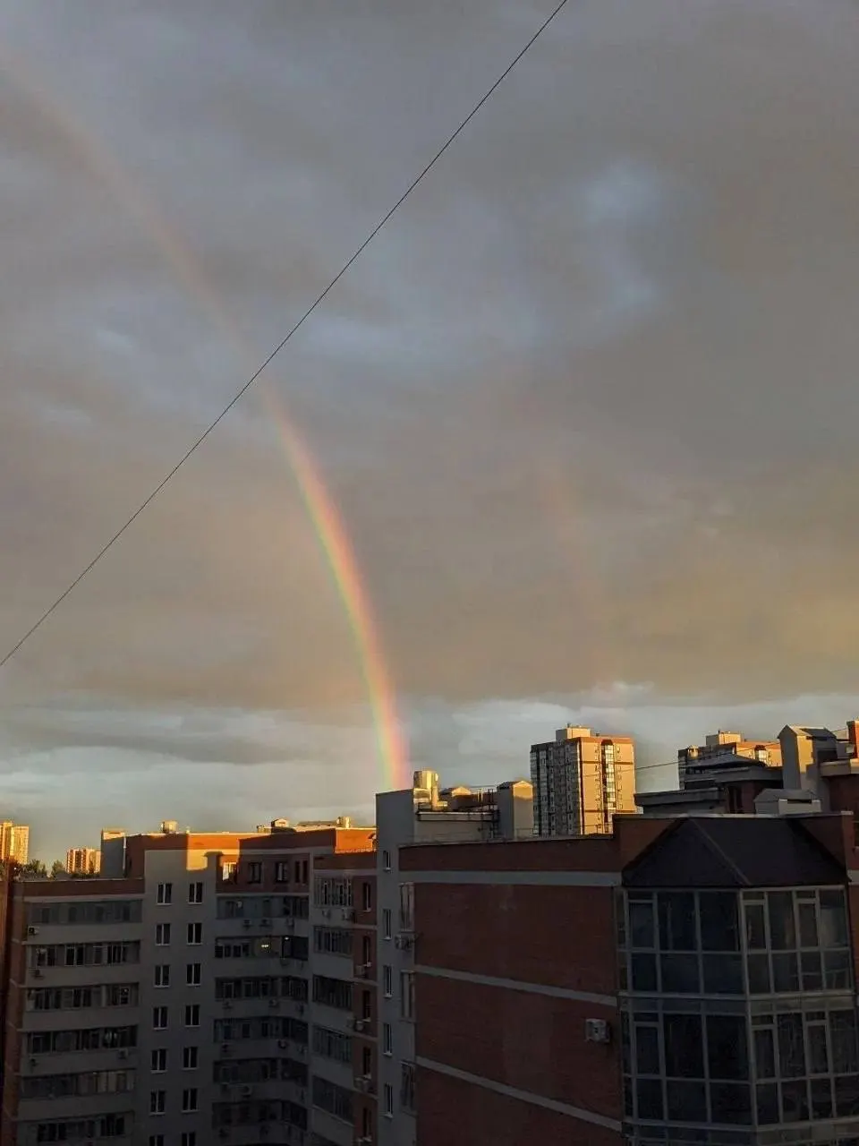 После дождя 27 мая над Самарой образовалась двойная радуга — жители города поделились фотографиями необычного явления.