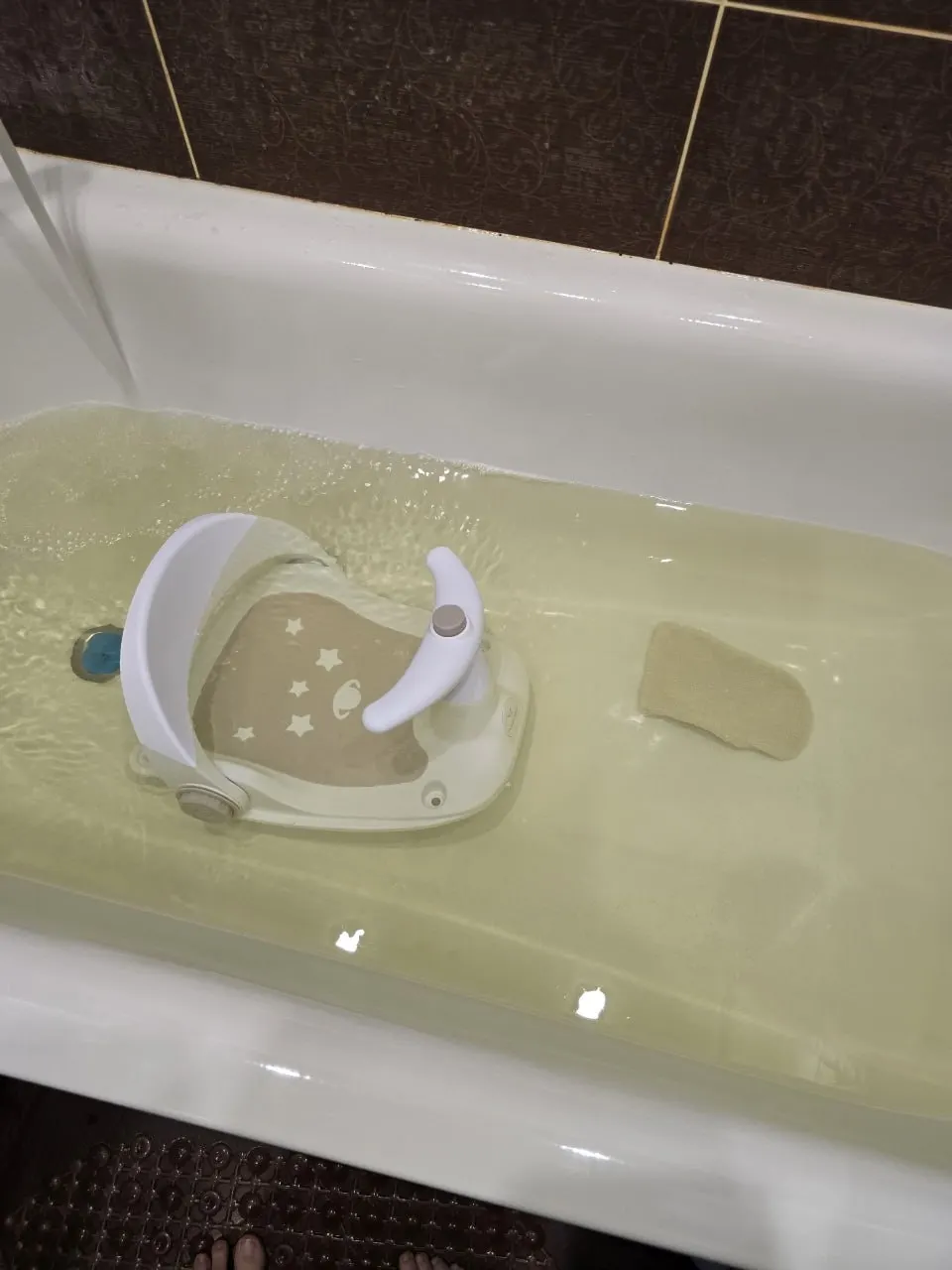 Жители дома на Аэродромной, 55 жалуются на воду необычного цвета и оставляющийся после неё грязный осадок — в публикации есть фото проблемы.