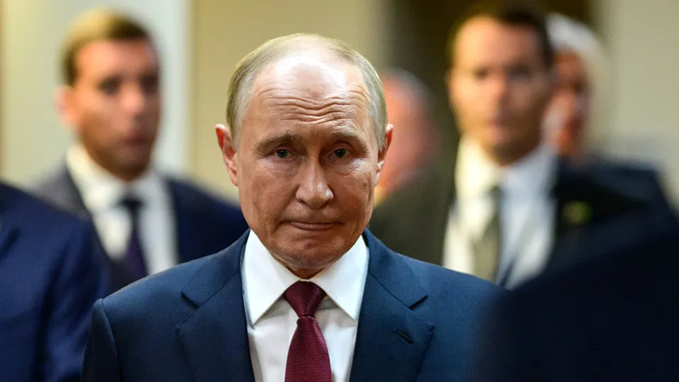 Аналитики отмечают снижение темпов наступления российских войск: в апреле зафиксирована чистая потеря территорий, а среднесуточное продвижение значительно снизилось по сравнению с началом 2025 года. В числе причин названы контратаки, удары средней дальности и проблемы связи.