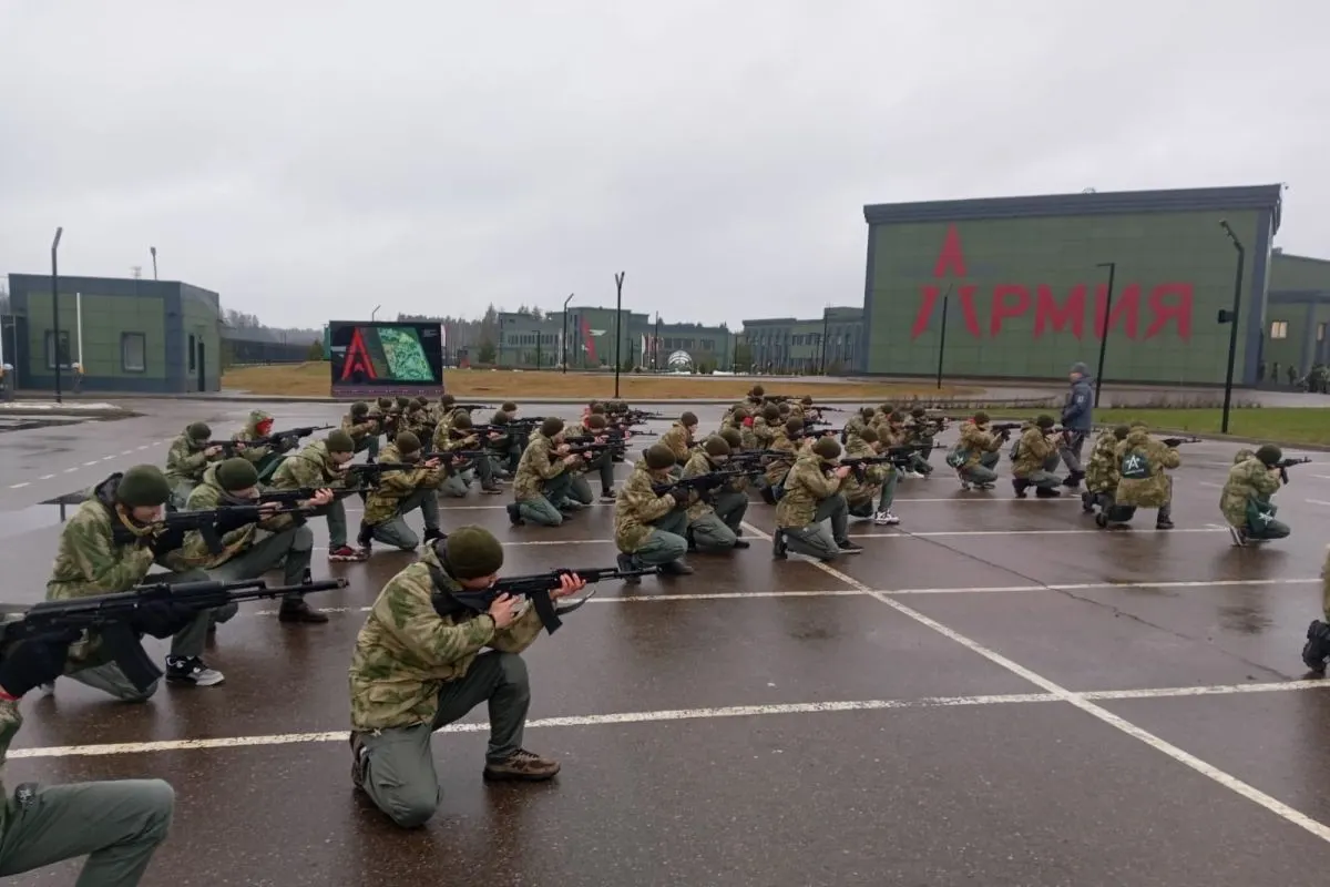 За пять лет на создание и содержание центров обязательных военных сборов для школьников из бюджета направили как минимум 50 млрд рублей. Сети «Авангард» и «Воин» получили десятки миллиардов, при этом подростков обучают армейским навыкам и нацеливают на поступление в военные вузы.