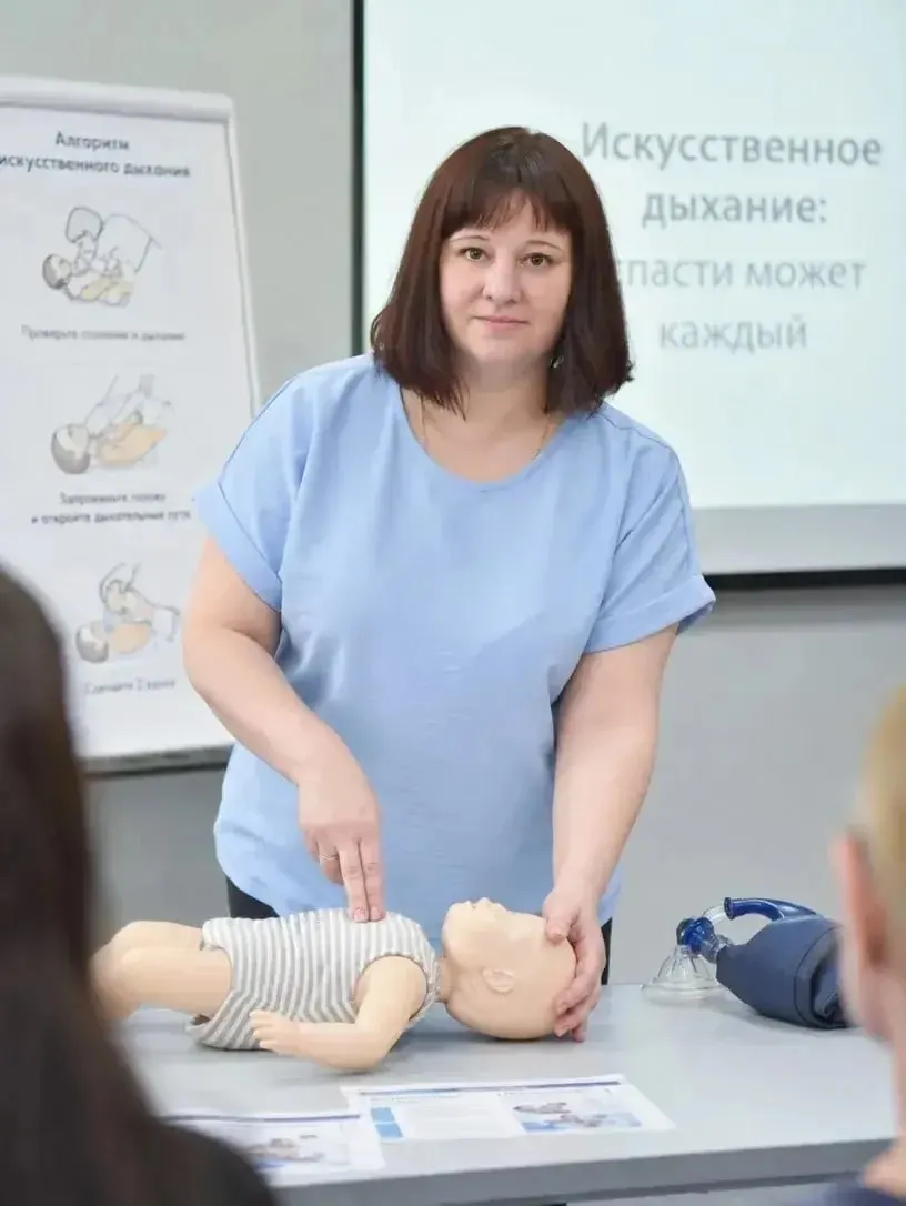 Медсестра городской больницы №5 оказала неотложную помощь в школе: ребёнку провели сердечно‑лёгочную реанимацию, в больнице извлекли инородное тело и спасли жизнь.