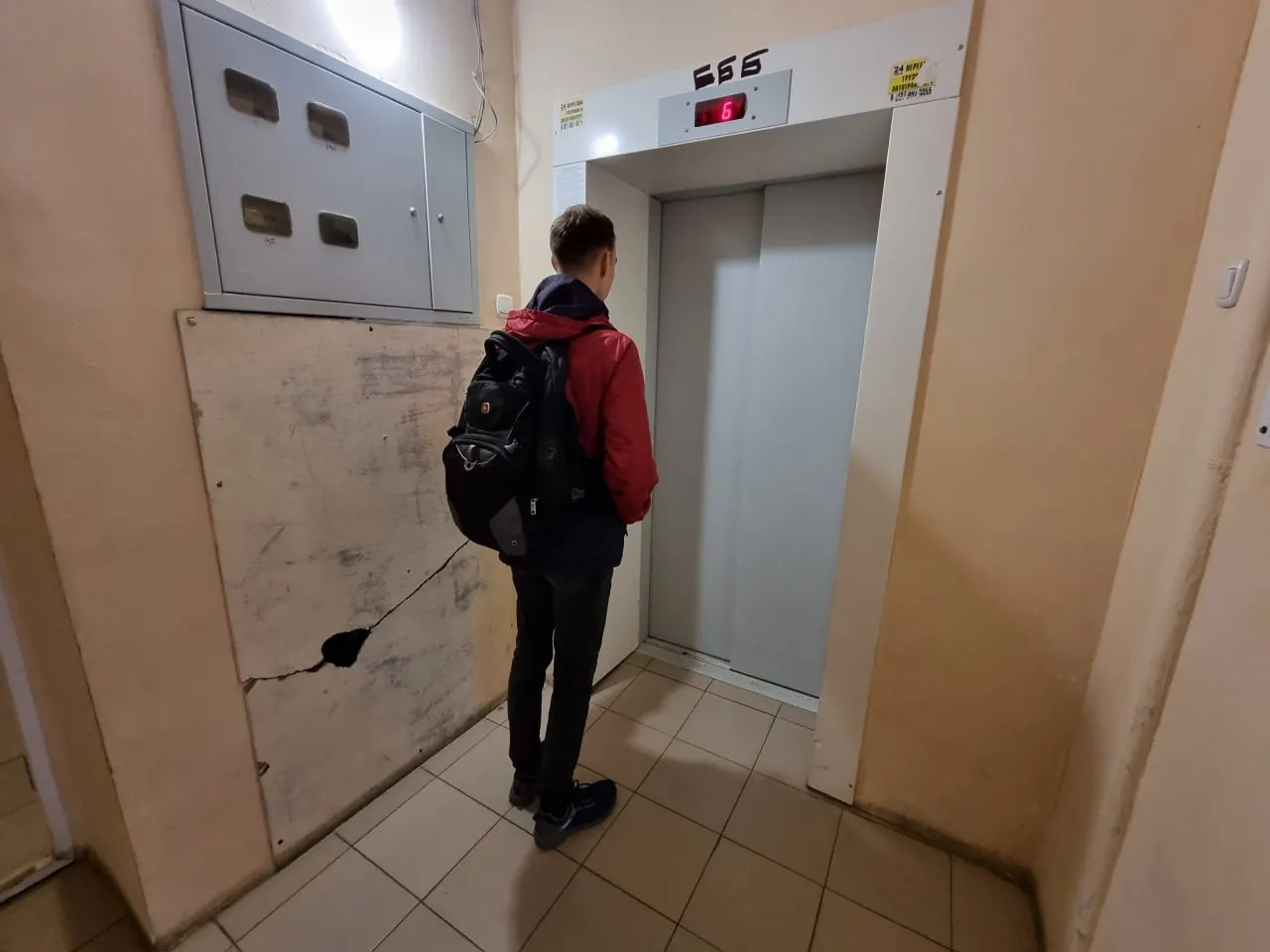 Областной комитет по ЖКХ сообщил, что в 2026 году выделят субсидии в размере 2,2 млрд рублей на установку 17 лифтов в шести многоквартирных домах в регионе в рамках программы приведения высоток в порядок.