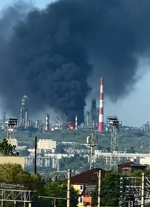 Ночные удары беспилотников в Сызрани привели к гибели двух человек и пожару на территории нефтеперерабатывающего завода. В Белгородской области в результате атак пострадали трое людей. Минобороны заявляет о перехвате 121 БПЛА.