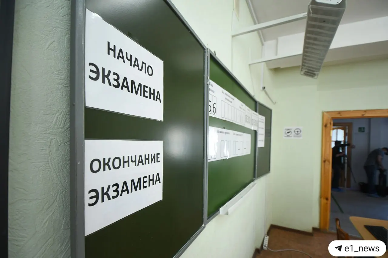 Рособрнадзор и Минпросвещения объявили, что с 2028 года девятиклассники будут сдавать экзамен по истории. Формат — устное собеседование; провал гарантирует недопуск к ОГЭ. Эксперты предупреждают о возможных организационных рисках.