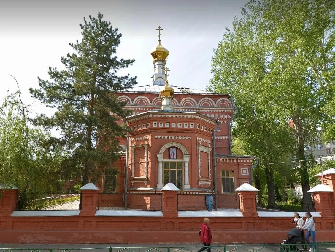 В храм на Чапаевской пришли грабители: пытались снять драгоценности с иконы. Помощница услышала звук разбитого стекла и позвала охрану, одного из нападавших арестовали на два месяца.