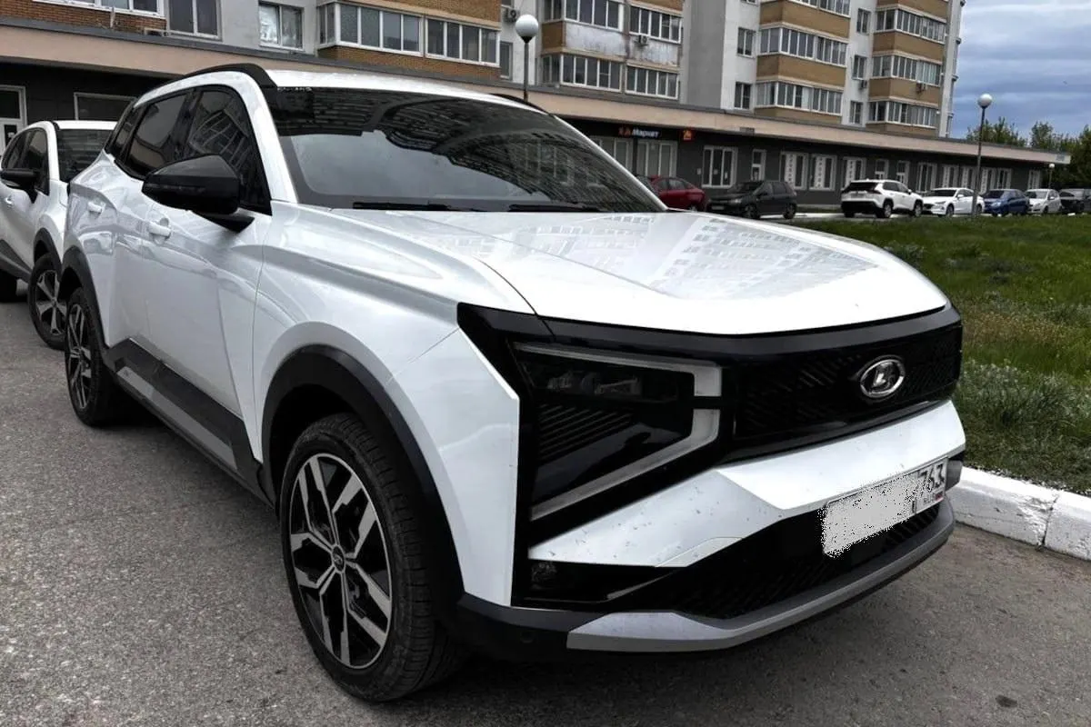 Новую LADA Azimut сфотографировали во время финальных дорожных испытаний в Тольятти. Серийный выпуск ожидается осенью, цена прогнозируется на уровне 2,7–2,9 млн рублей.