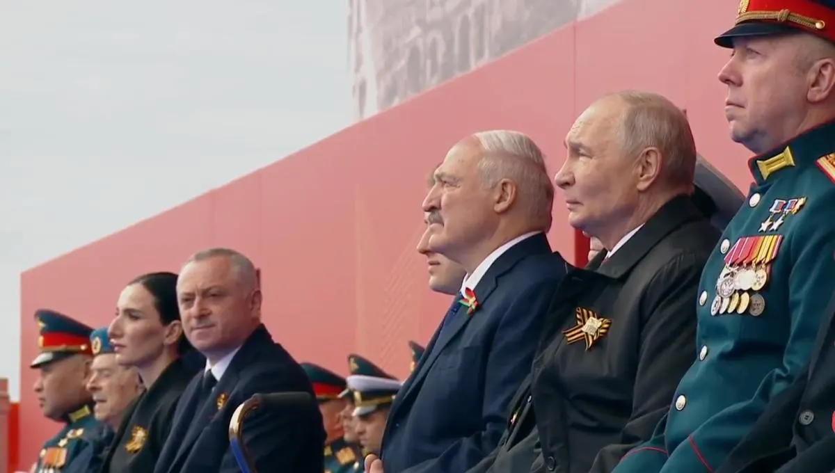 Президент назвал День Победы «священным праздником», связал подвиг советского народа с настоящимися воинами и подчеркнул вклад граждан в общее дело. На трибуне впервые рядом с ветераном сел участник «СВО».