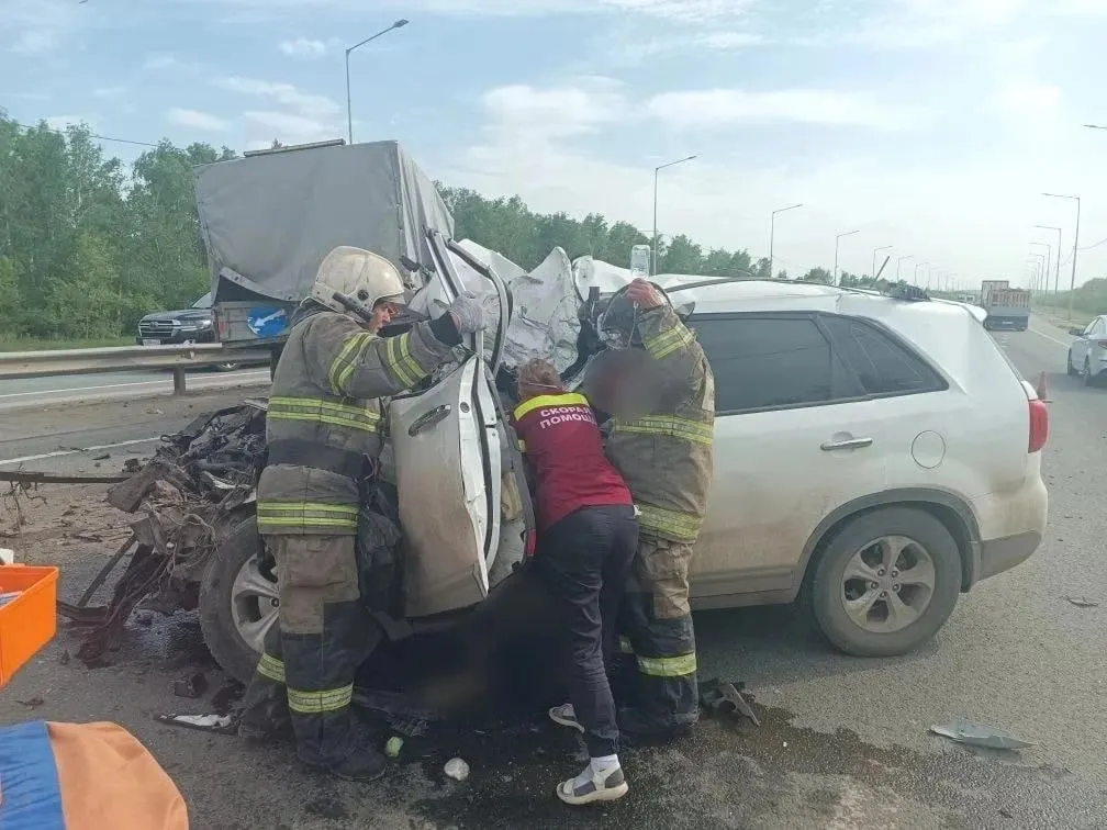 На автодороге М‑5 «Урал» столкнулись Kia Sorento и ГАЗель. 26‑летнего водителя кроссовера доставили в больницу; грузовик числится за местной подрядной компанией.