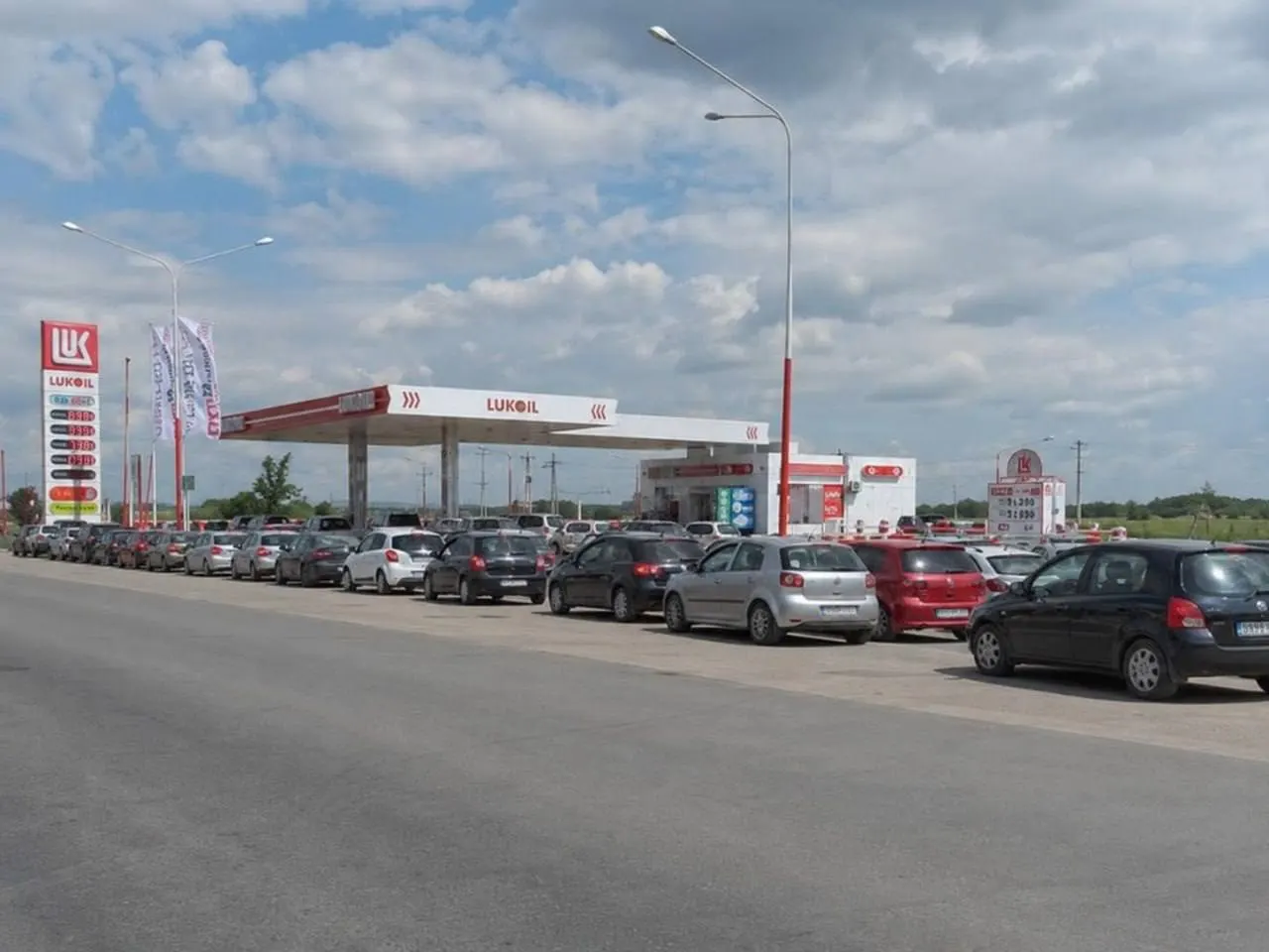 Жители Самары жалуются на долгие ожидания на АЗС: на Московском стояли около двух часов и заправились всего на 17 литров, в Николаевке очереди ещё длиннее.