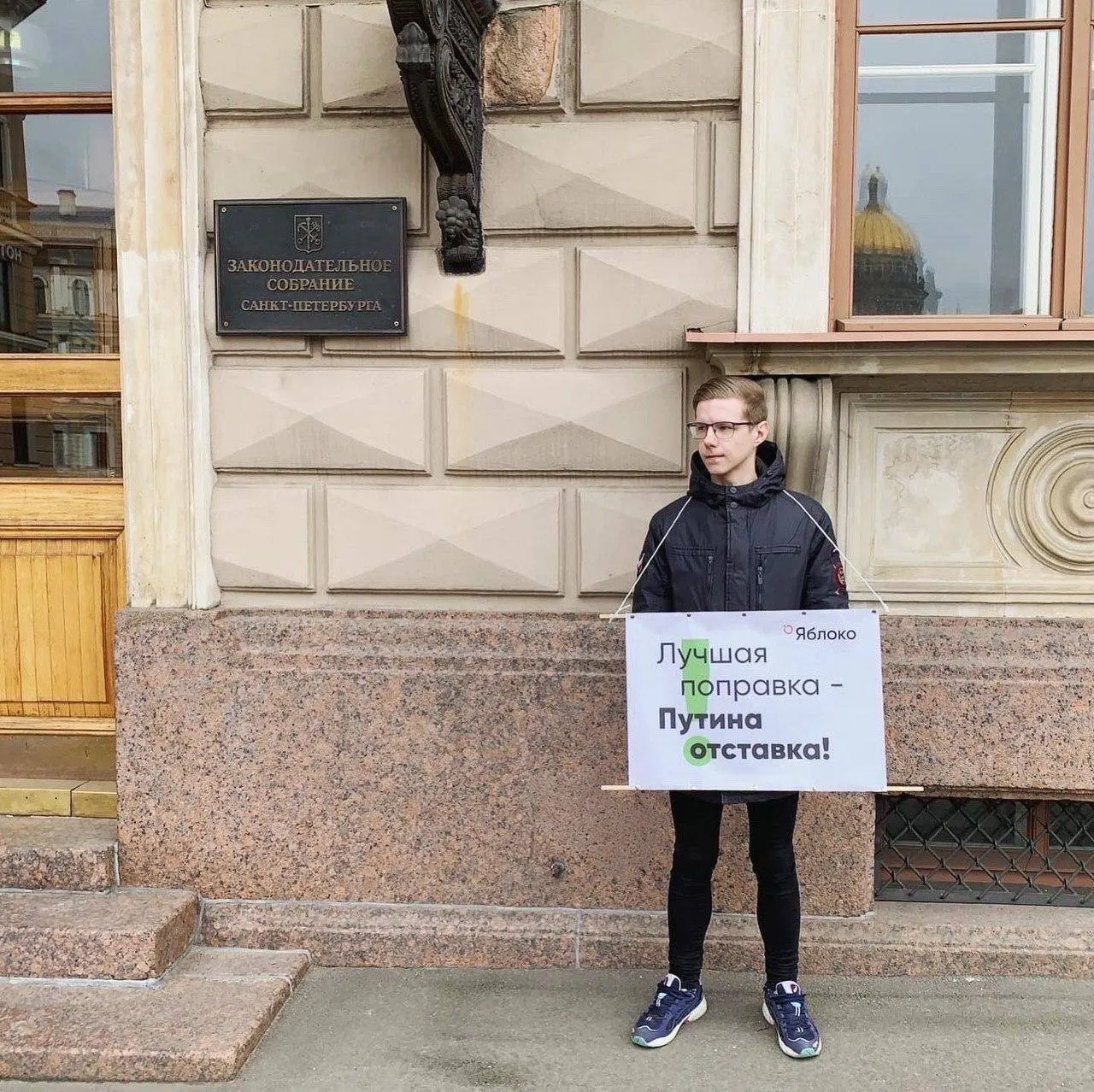 Журналист сообщил, что в отношении него объявлен федеральный розыск. Точная уголовная статья пока не известна — ранее он был внесён в реестр «иностранных агентов» и получил несколько административных штрафов.