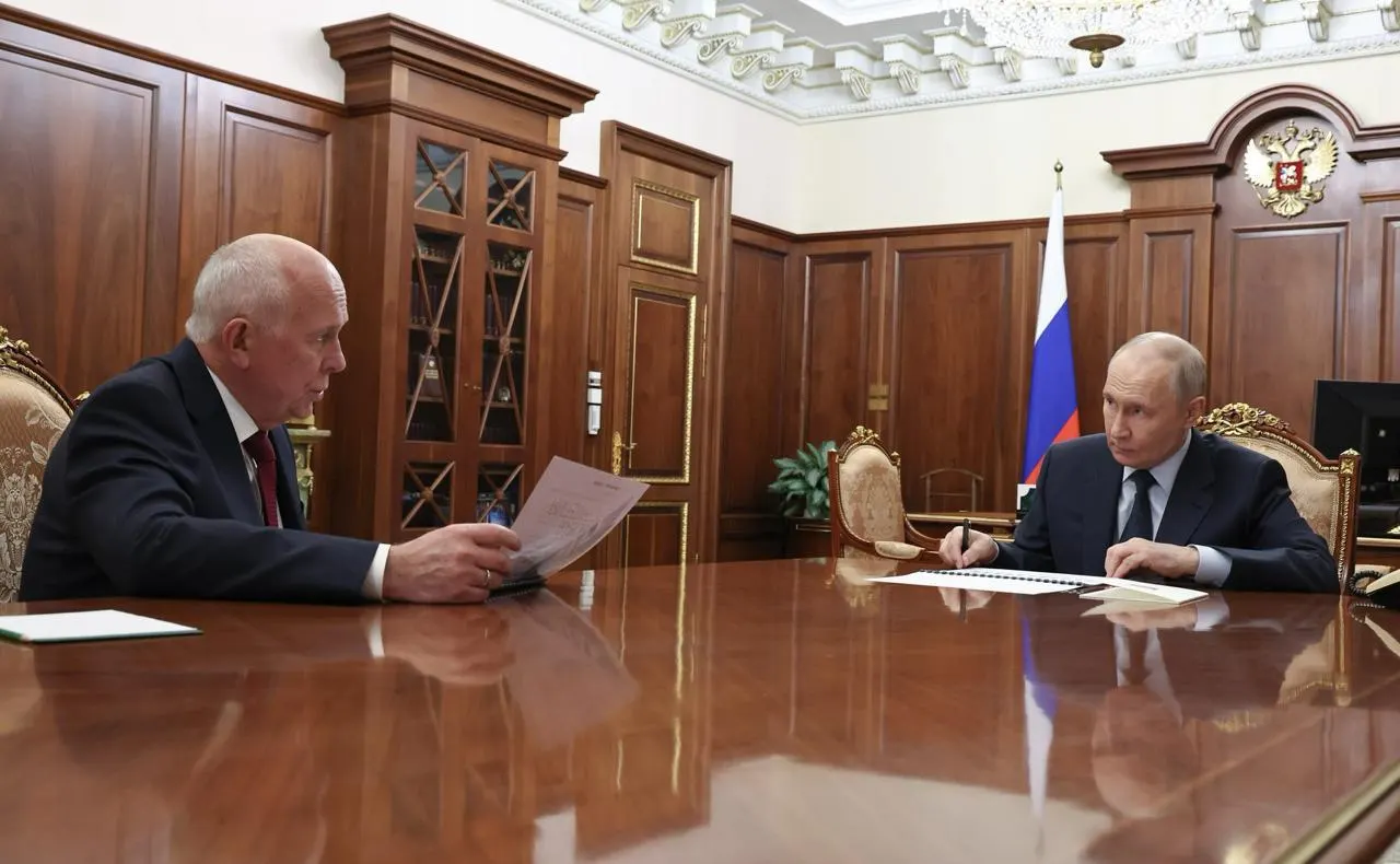Глава Ростеха сообщил президенту о задержках с производством МС‑21 и Суперджет‑100 — серийный запуск отложен на следующий год; ранее обещанный 2026 год сорван, а правительственные планы по наращиванию парка самолётов смещены.