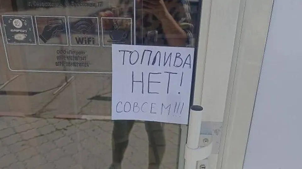 С 31 мая в Крыму вводят талоны на бензин АИ‑95 и ограничение продаж АИ‑92 до 20 л на автомобиль из‑за перебоев на НПЗ и проблем с логистикой; власти обещают нормализовать ситуацию в течение 30 суток.
