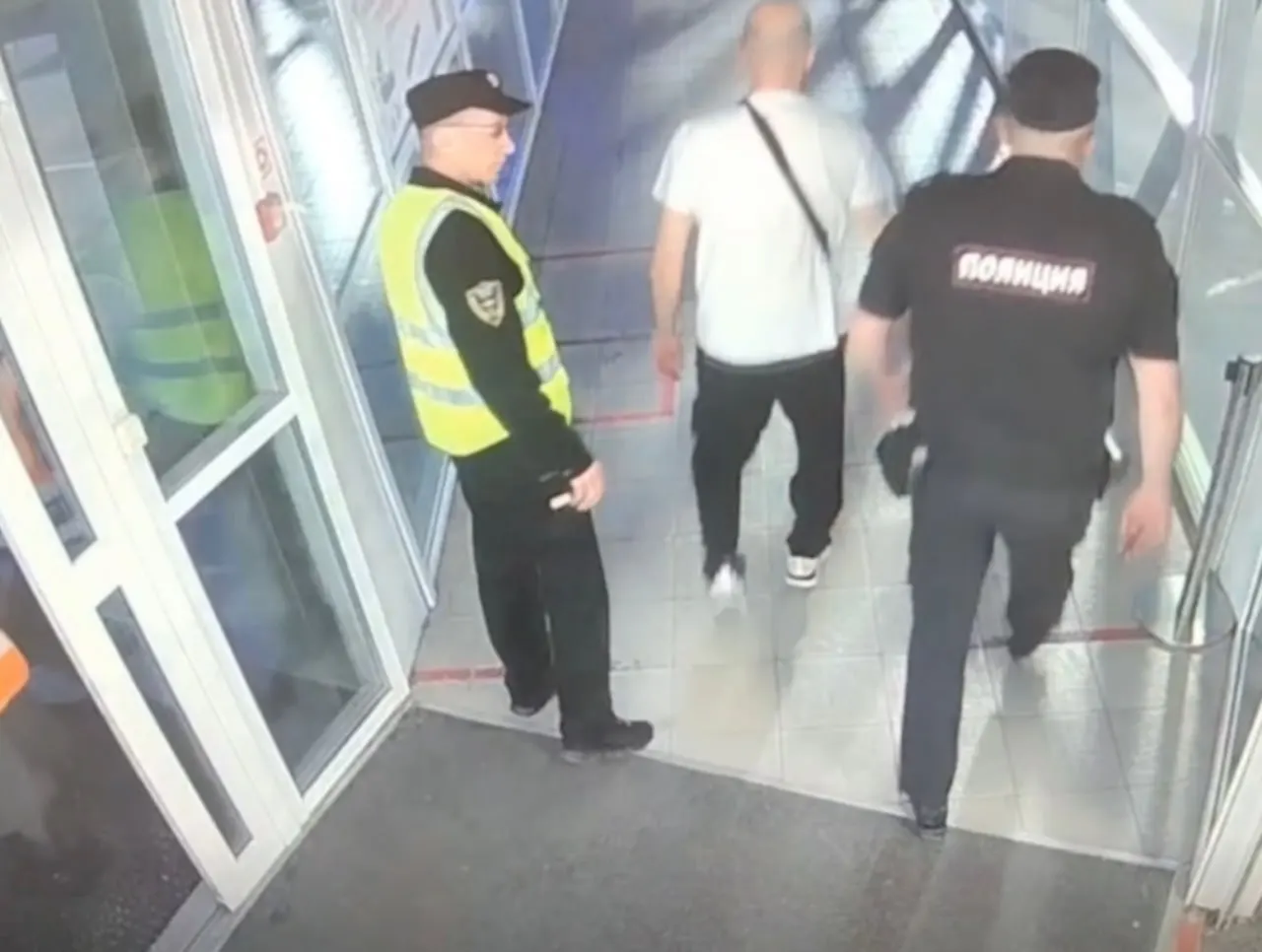 В аэропорту Сургута пассажир отказался пристёгиваться и грубо вел себя с бортпроводниками. Самолёт вернули на стоянку, мужчину поместили в центр соцобслуживания и оштрафовали.