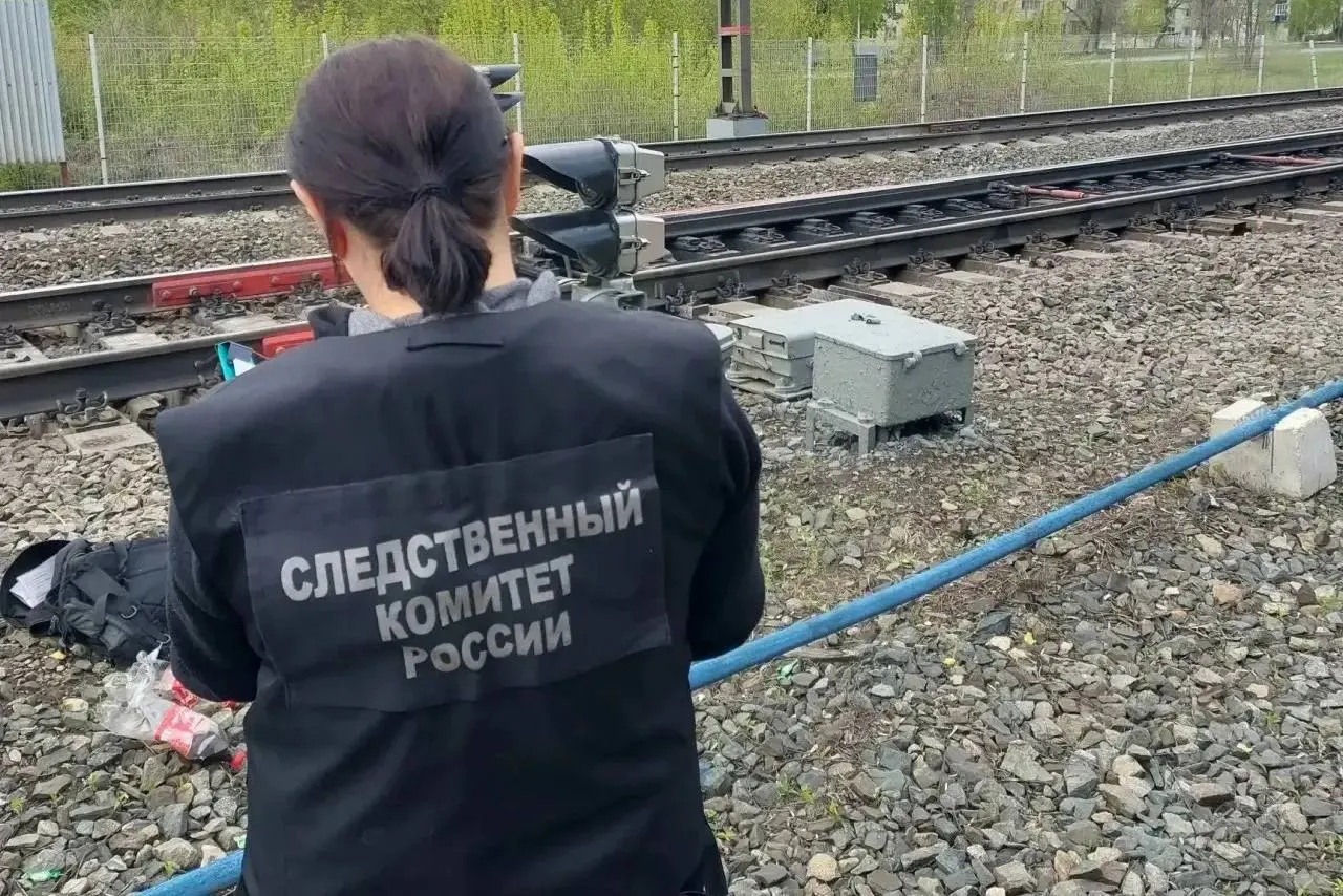 Днём 2 мая на станции Стахановская мужчину задел пригородный электропоезд; пострадавшего отвезли в больницу, следователи устанавливают обстоятельства происшествия.