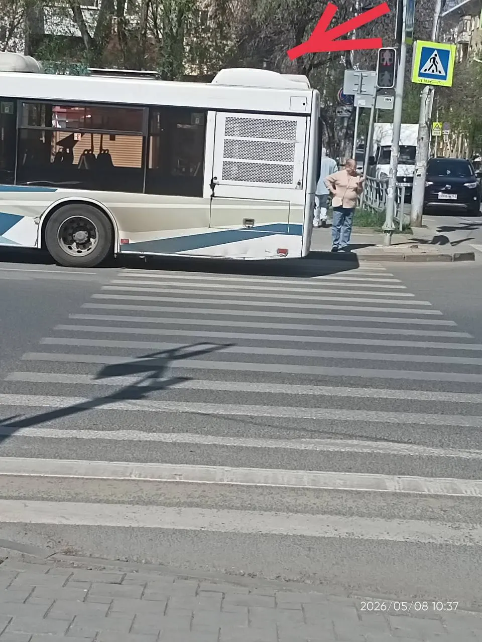 На улице Агибалова в Самаре водители автобусов останавливаются прямо на пешеходном переходе с работающими двигателями; жители просят установить запрещающий знак.
