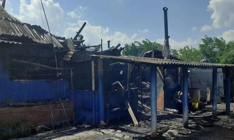 21 мая в поселке Нижнеозерецкий в результате пожара в частном доме погибли двое. Огонь охватил около 80 м², угрозу соседним постройкам удалось предотвратить.
