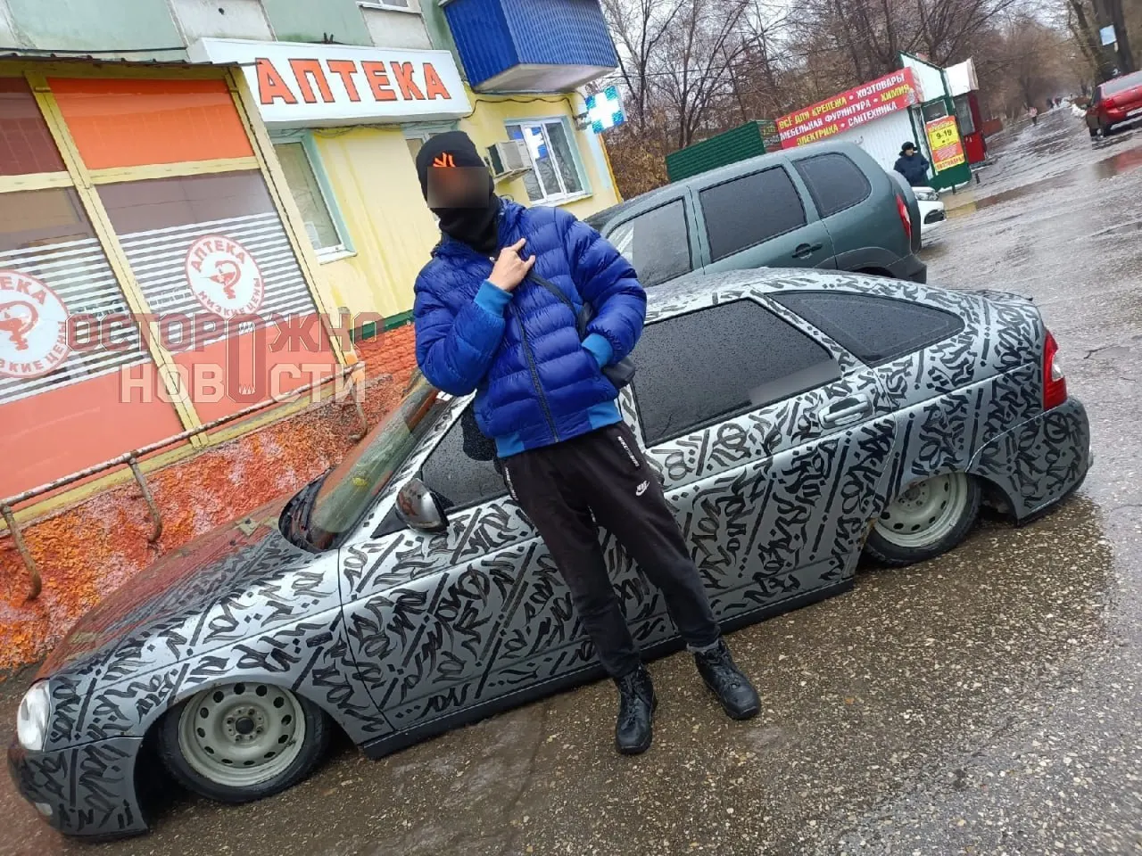 В посёлке Металлистов в Сызрани после атаки дрона сгорели два дома: погибли 38‑летняя женщина и её 20‑летний сын. Есть пострадавшие, власти отменили массовые мероприятия; губернатор сообщил о жертвах и возможном возгорании НПЗ.